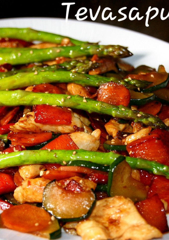 Una foto de Salteado de verduras y pollo con salsa de ostras 🌶🥕🥒🍗