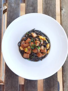 Una foto de Pasta con atún y gambas