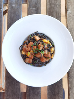 Una foto de Pasta con atún y gambas