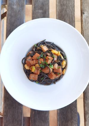 Una foto de Pasta con atún y gambas