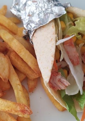 BBQ-s tépett csirkemell házi tortillàban recept fotója