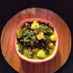A picture of Vegetable spinach curry.