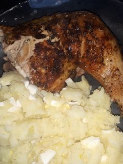 Una foto de Pollo asado con ensalada de papa 🤤🤤