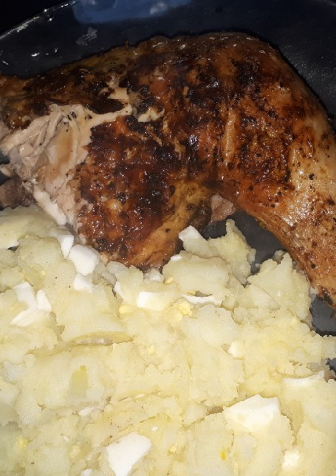 Una foto de Pollo asado con ensalada de papa 🤤🤤