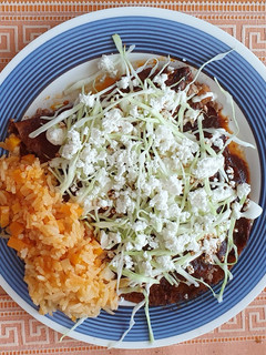 Una foto de Enchiladas con salsa de 2 chiles