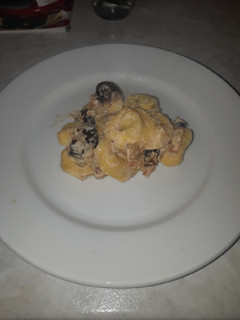 Una foto de Tortellinis con nata y ciruelas