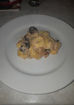 Una foto de Tortellinis con nata y ciruelas