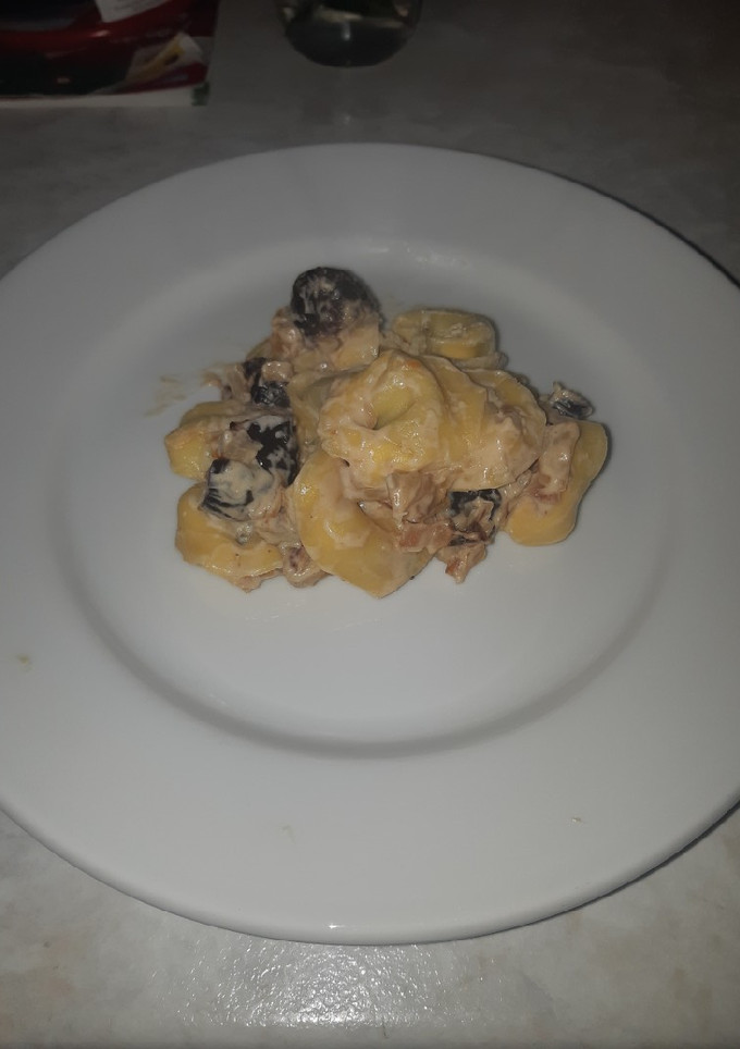Una foto de Tortellinis con nata y ciruelas