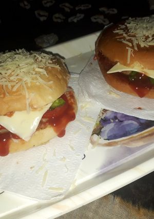 तवा चीज़ बर्गर (Tava cheese Burger recipe in hindi) रेसिपी मुख्य फोटो
