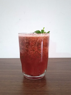 વોટરમેલન કુલર (Watermelon Cooler Recipe In Gujarati) રેસીપી મુખ્ય ફોટો