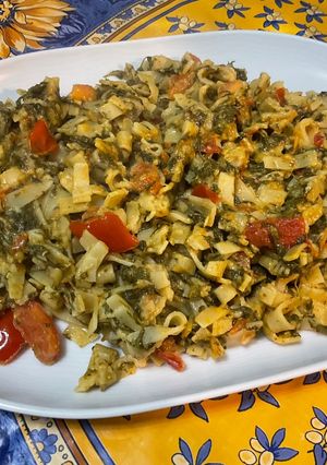 Une photo de Nouilles à l'oseille, tomates, ail, crème et persil