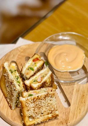 Hình của món Prawn Toast - Bánh mì nướng nhân tôm.