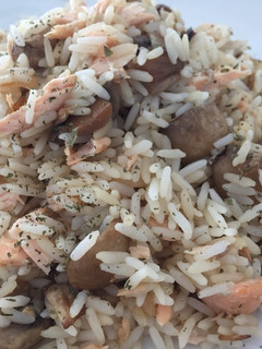 Una foto de Arroz salteado con salmón fresco y champiñones