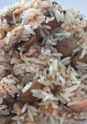 Una foto de Arroz salteado con salmón fresco y champiñones