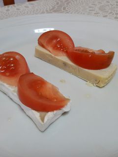 Una foto de Aperitivo de queso Camembert y queso picante sin gluten y vegano🧀