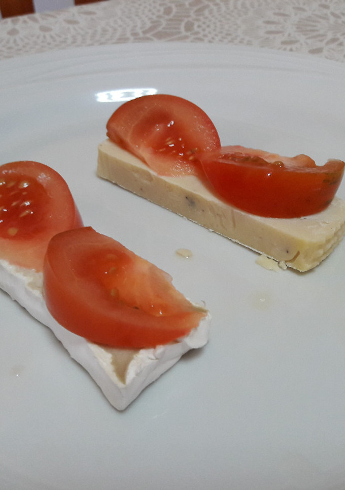 Una foto de Aperitivo de queso Camembert y queso picante sin gluten y vegano🧀