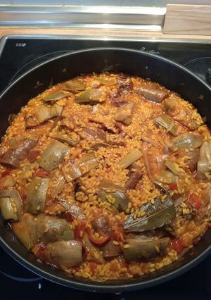 Una foto de Arroz meloso con alcachofas y conserva de cerdo