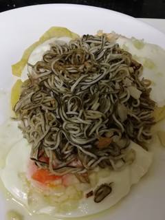 Una foto de Gulas con huevo
