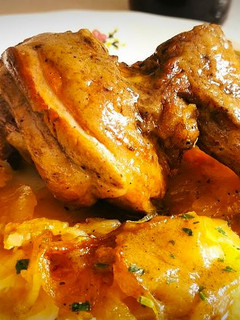 Una foto de Jarrete de Cordero con Patatas panadera