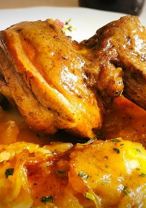 Una foto de Jarrete de Cordero con Patatas panadera