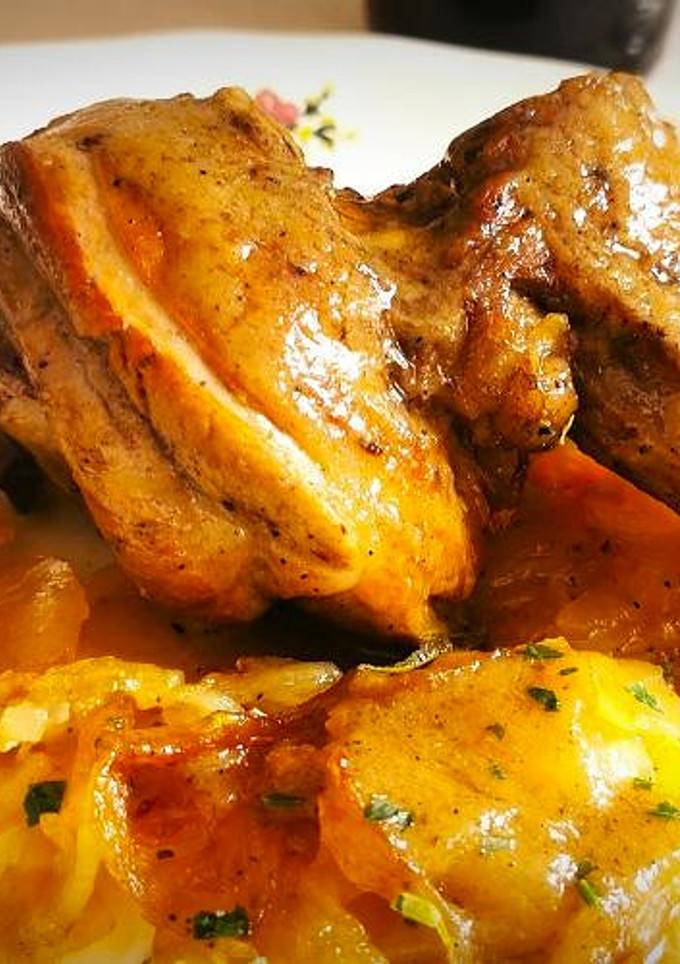 Una foto de Jarrete de Cordero con Patatas panadera