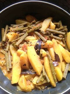 সজনে আলুর তরকারি (Sojne aloor torkari recipe in Bengali) রেসিপির প্রধান ছবি