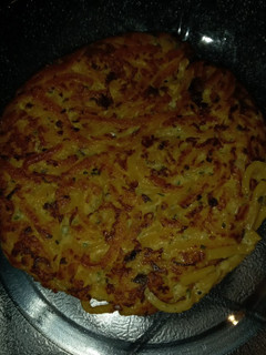 Una foto de Nada se tira. Todo se recicla** Tortilla de fideos con 1 huevo!!