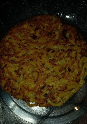 Una foto de Nada se tira. Todo se recicla** Tortilla de fideos con 1 huevo!!
