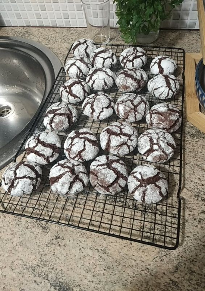 Una foto de Chocolate Crinkle Cookies