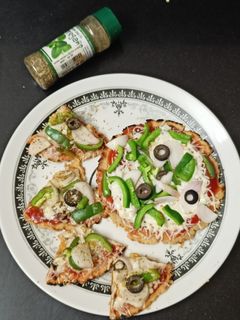 ભાખરી પીઝા (Bhakhri Pizza Recipe In Gujarati) રેસીપી મુખ્ય ફોટો