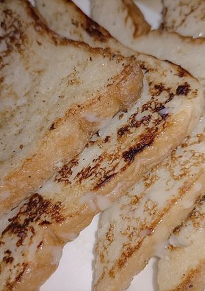 A picture of Eggless banana bread toast.