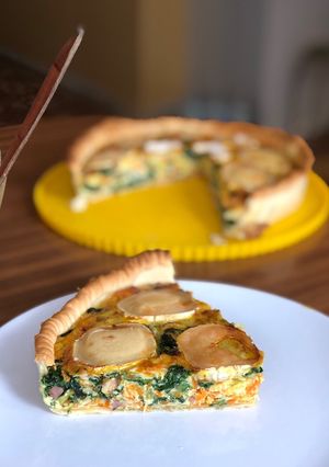 Una foto de Quiche de verduras, bacon y queso de cabra