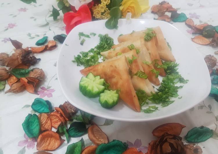 سمبوسة بالدجاج والجبن