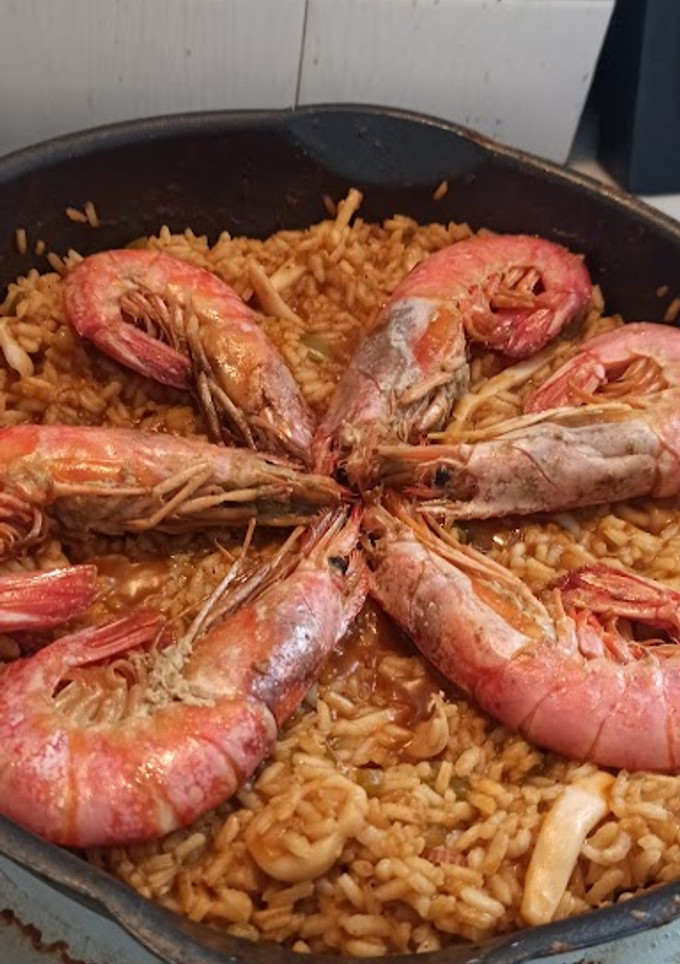 Una foto de Arroz con calamar y gambas
