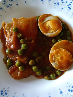 Una foto de Halibut en salsa con guisantes. Apto para diabéticos