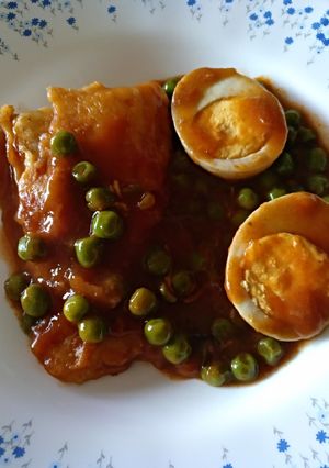 Una foto de Halibut en salsa con guisantes. Apto para diabéticos