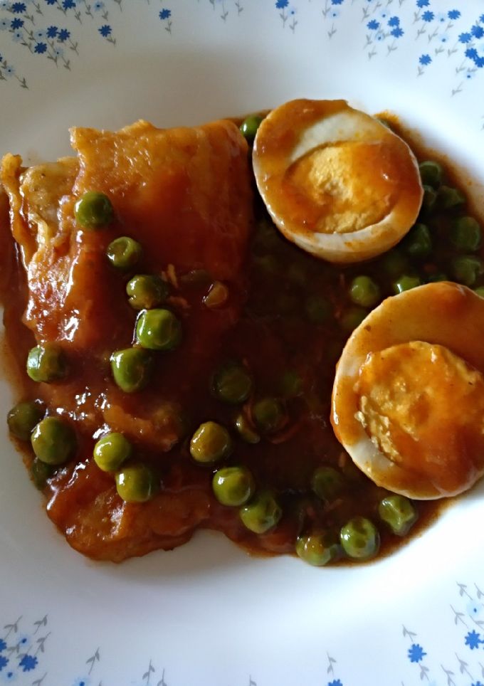 Una foto de Halibut en salsa con guisantes. Apto para diabéticos