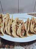 Tacos de pollo y carne con vegetales