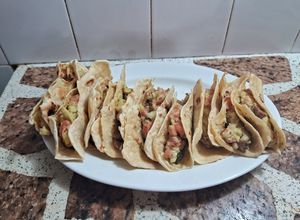 Una foto de Tacos de pollo y carne con vegetales