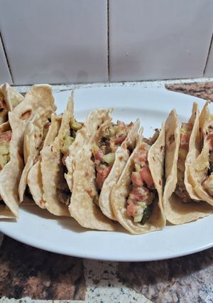 Una foto de Tacos de pollo y carne con vegetales