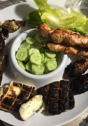 Φωτογραφία της συνταγής Λουκάνικα, κοτόπουλο σουβλάκι, χαλούμι και μανιταράκια στα κάρβουνα