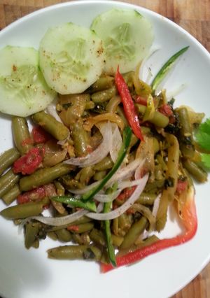 A picture of Fresh Raw Vegetable Salad.