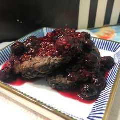 Una foto de Bizcocho de avena y chocolate con frutos rojos