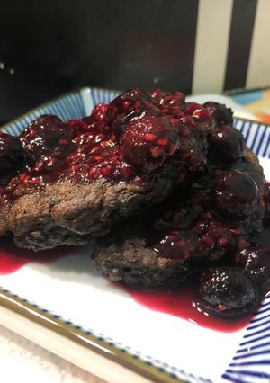 Una foto de Bizcocho de avena y chocolate con frutos rojos