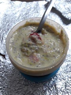 Una foto de Kéfir con fresas, semillas de chía y clorofila