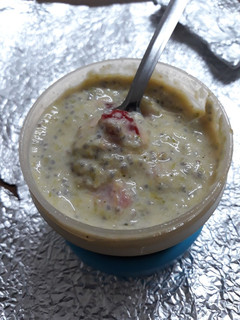 Una foto de Kéfir con fresas, semillas de chía y clorofila