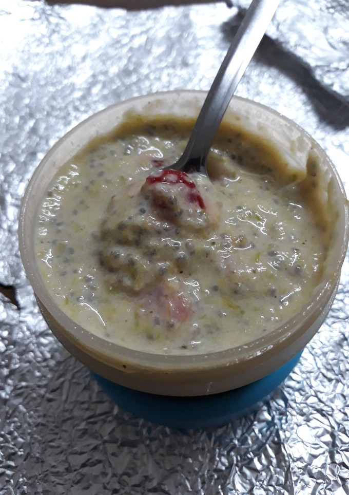 Una foto de Kéfir con fresas, semillas de chía y clorofila