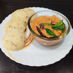 A picture of Rava Idli with Tomato Chutney.