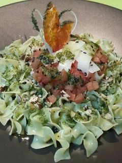 Una foto de Maltagliati con vinagreta de cilantro, avellanas y parmesano
