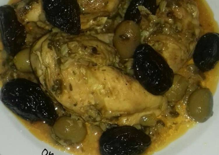 دجاج بالزيتون والبرقوق المجفف (طبق مغربي)
